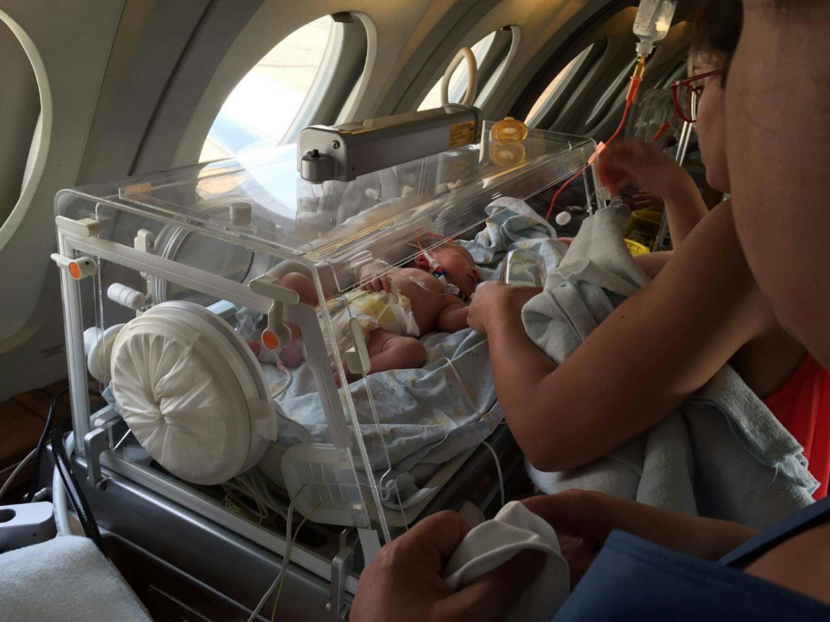 Si assite il neonato durante il volo