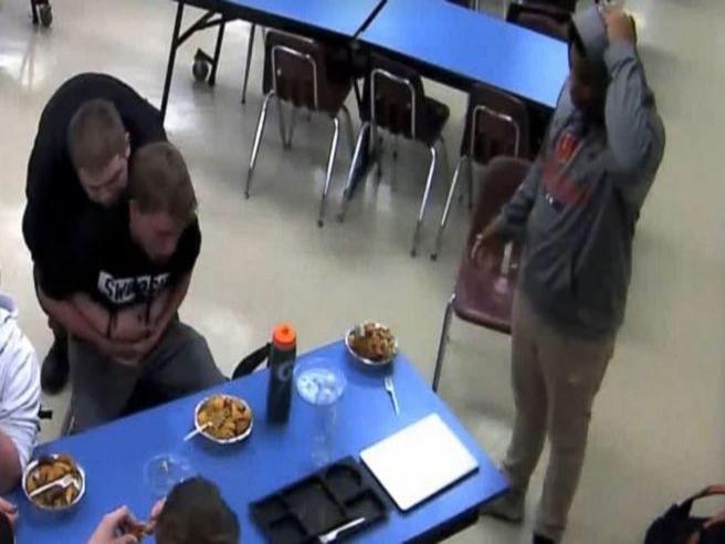 Studente salva la vita all'amico con la manovra di Heimlich