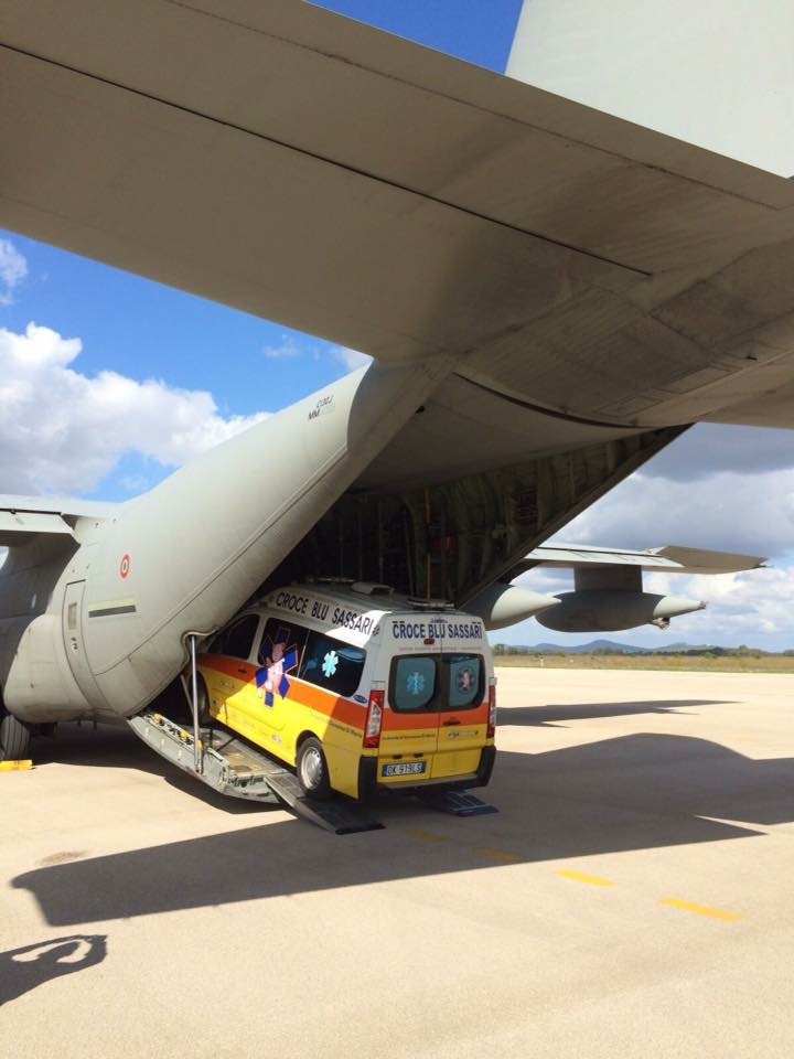 L'ambulanza si imbarca sul C130