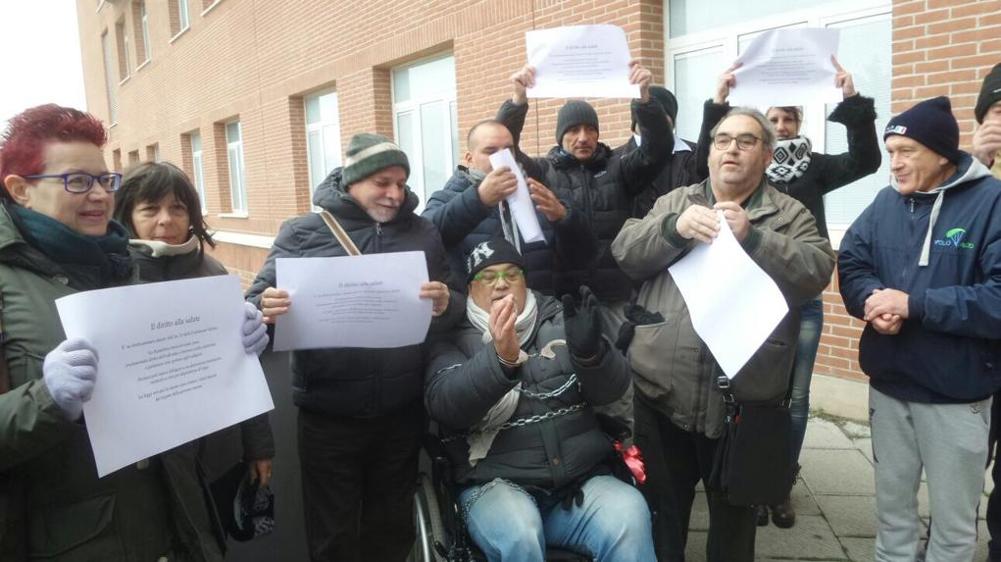 Albenga. Ex bodyguard invalido si incatena davanti all’ospedale.