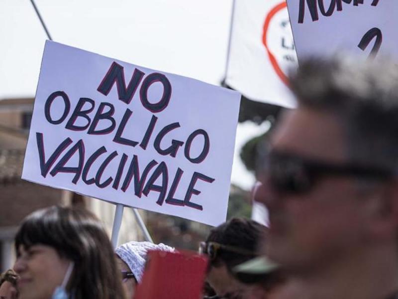 Corte Costituzionale mette parola fine su questione obbligo vaccino Covid ai sanitari: è legittimo